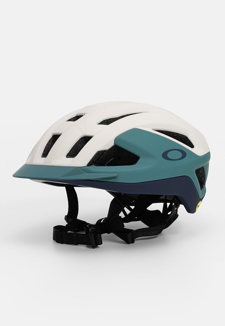 Cykelhjälm i vitt och teal med matt finish. Har ventileringsöppningar, justerbart hakband och en strömlinjeformad design.