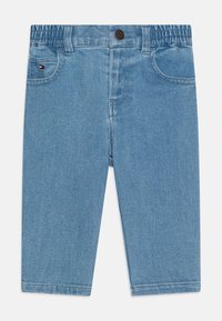 Shorts in denim blu chiaro con vita elastica, tasche frontali e un piccolo dettaglio logo. Texture liscia e taglio dritto.