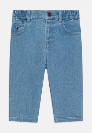 Shorts in denim blu chiaro con vita elastica, tasche frontali e un piccolo dettaglio logo. Texture liscia e taglio dritto.