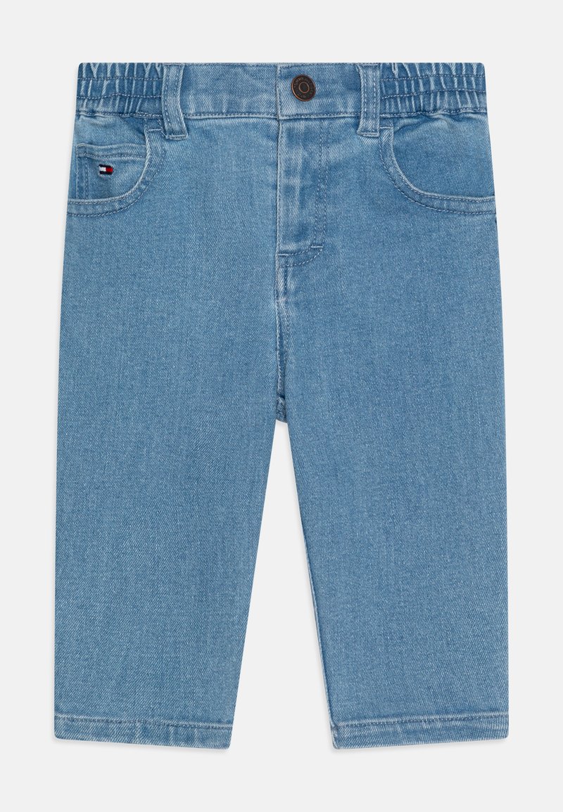 Denim shorts i ljusblått med elastisk midja, framfickor och en liten logodetalj. Slät textur och rak skärning.