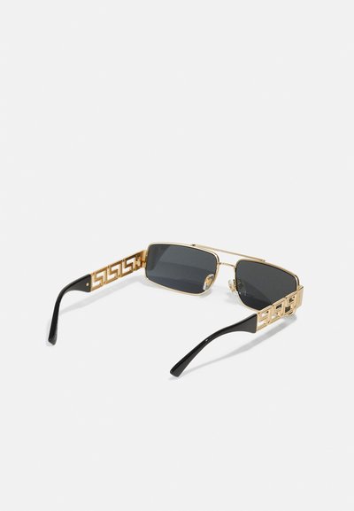 Ochelari de soare metalici aurii, cu formă rectangulară, lentile închise la culoare și brațe din plastic negru, prezentând un model geometric pe balama.