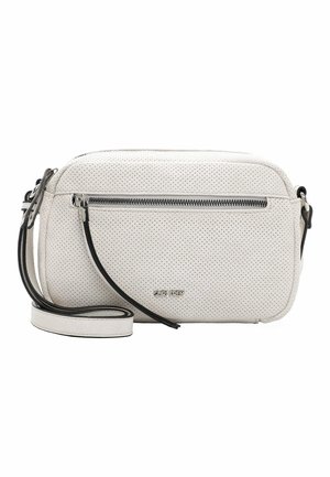 Sac bandoulière en cuir blanc perforé avec une poche zippée à l'avant et une sangle réglable avec bords noirs.