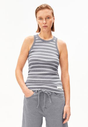 Débardeur gris sans manches avec des rayures blanches horizontales. Texture côtelée, col rond, et étiquette logo sur le côté inférieur. Coupe décontractée.