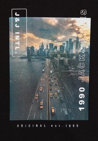 Juodas marškinėliai su miesto silueto ir greitkelio scena, ant kurios pavaizduoti geltoni taksi, pažymėti užrašais "J&J INTL." ir "1990 JACK&JONES."
