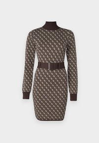Abito maglione lavorato a maglia in marrone scuro, con un motivo geometrico in crema, collo alto, maniche lunghe e una cintura larga con fibbia in vita.