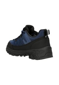 Scarpa da trekking con suola in gomma nera, tomaia in rete blu e accenti sintetici neri. Dotata di un colletto imbottito e supporto rinforzato per il tallone.