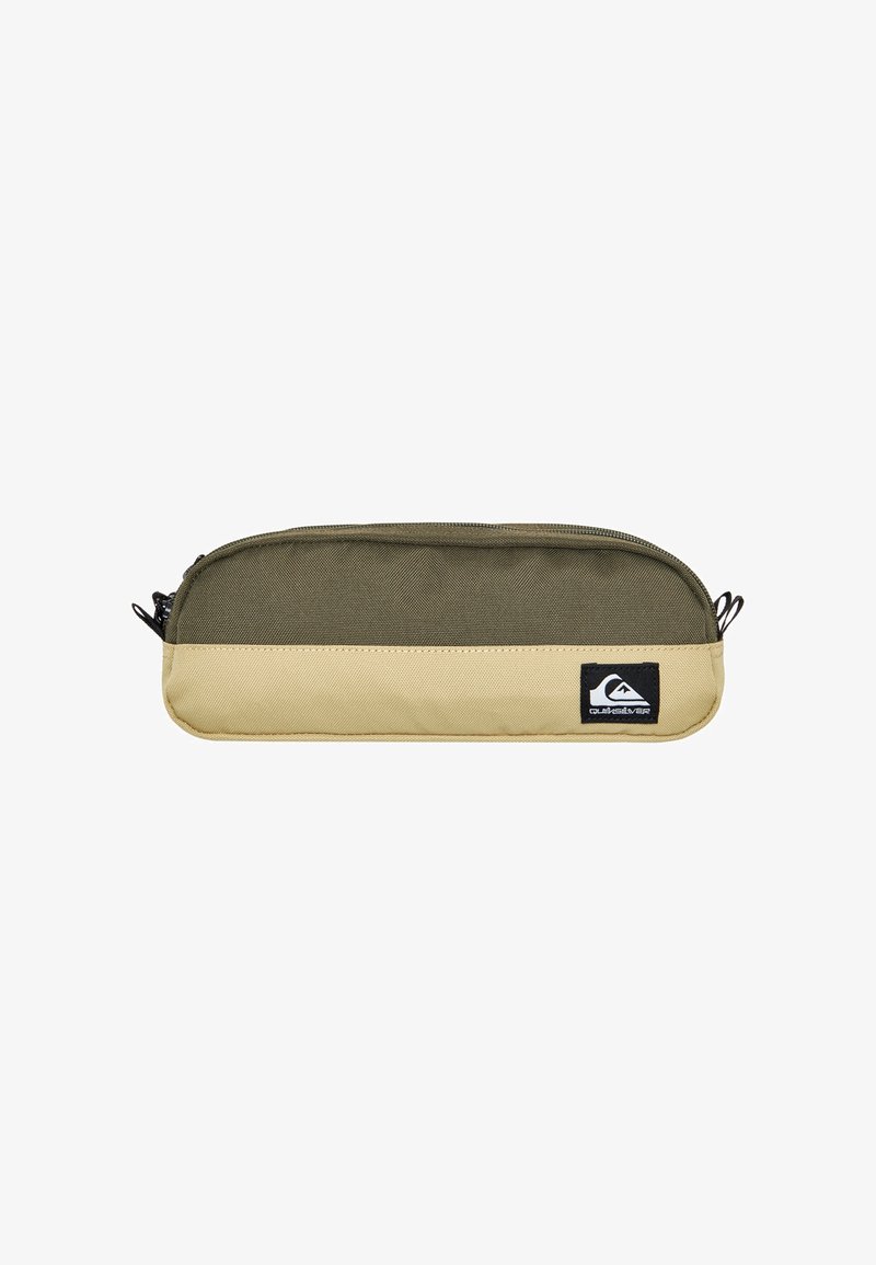 Trousse rectangulaire bicolore avec une fermeture éclair centrale, en tissu vert olive et beige, avec un patch logo Quiksilver en bas à droite.