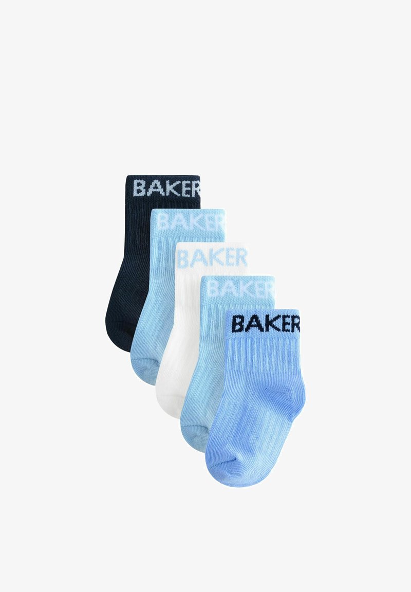 Conjunto de cuatro calcetines: azul oscuro, azul claro, blanco y azul bebé. Cada uno presenta una textura acanalada con la palabra "BAKER" en colores contrastantes en el puño.