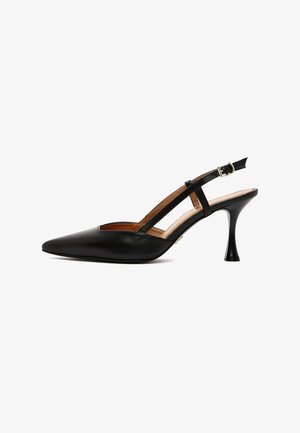 Zwarte leren slingback pumps met spitse neus, smalle taps toelopende hak en verstelbare gespsluiting.