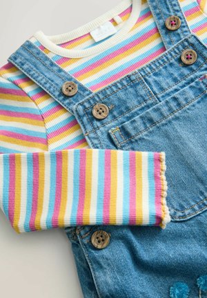 Denim dungarees med træknapper, der har en langærmet top med striber i pink, gul og blå. Blødt, ribbet stof med scallop-detaljer ved manchetterne.
