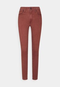 Pantalones vaqueros ajustados en color óxido, fabricados en denim. Cuentan con un cierre clásico de botón y un diseño de cinco bolsillos. Textura suave con costuras sutiles.