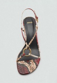 Sandalo in stampa rettile rosso e beige con soletta nera, cinturino alla caviglia regolabile e dettaglio con anello dorato. Design con tacco piatto e copertura minimale.