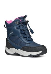 Botte de cheville imperméable navy avec des accents roses, en tissu texturé et une semelle en caoutchouc blanc. Elle possède des lacets élastiques et un col rembourré pour plus de confort.