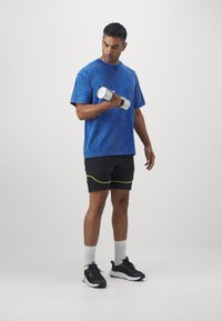 Under Armour LOGO WASH - Basic póló - tech blue