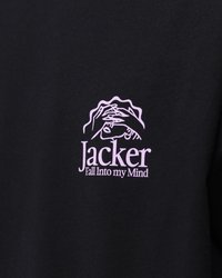 Melna T-kreklu ar rozā grafiku, kurā attēlotas pārklājošās rokas, un tekstu "Jacker Fall Into my Mind" zem tā.