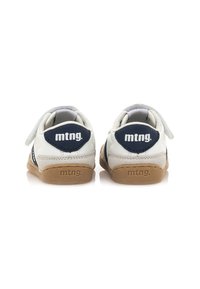 Zapatillas blancas y grises con la parte trasera en azul marino, que cuentan con una correa de velcro, suela de goma y el logo en relieve "mtng.".