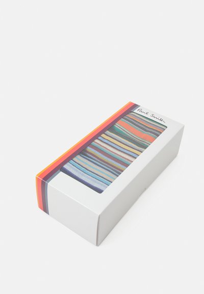 Boks med multicolorede stribede sokker i forskellige nuancer, herunder blå, grøn, orange og gul, med et klart vindue for synlighed.