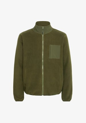 Olivově zelená fleecová bunda s vysokým límcem, předním zipem a kapsou na levé straně hrudi. Obsahuje boční kapsy a hladkou, jemnou texturu.