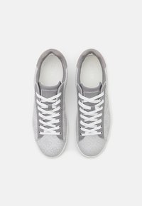 Guess NOLA - Sneakers basse - white/grey