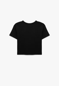 Czarny skrócony t-shirt wykonany z miękkiej bawełny. Krótkie rękawy, okrągły dekolt, minimalny design, bez widocznych ozdób czy wzorów.
