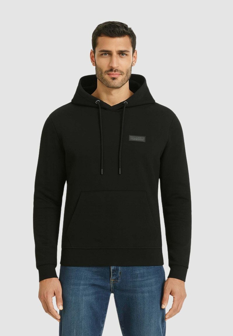 Hoodie nero realizzato in morbido tessuto testurizzato. Presenta una tasca frontale, cappuccio con lacci e una piccola etichetta con il marchio sul petto.