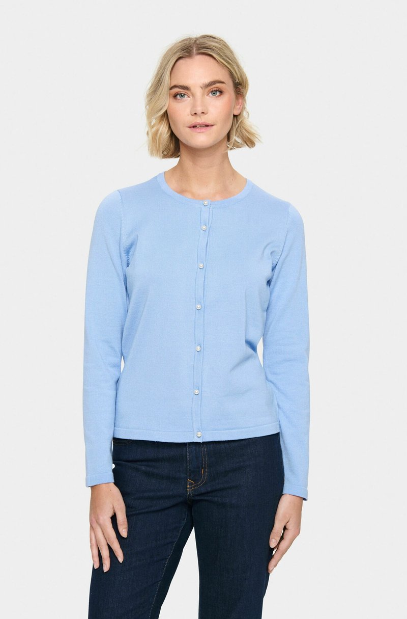 Cardigan à manches longues bleu clair en tissu doux, avec un col rond, des boutons sur le devant et un ourlet côtelé.