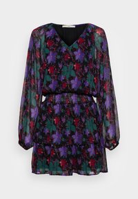 Blumenmuster-Kleid mit langen, durchsichtigen Puffärmeln, einem V-Ausschnitt und einem gestuften Rock. Die Farben umfassen Schwarz, Lila, Rot und Grün.