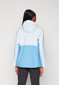 Veste imperméable avec un design en blocs de couleurs bleu clair et blanc, capuche ajustable et coupe décontractée. Texture lisse, tissu respirant.
