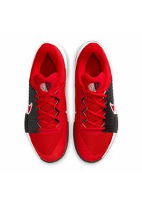 Scarpe da atletica rosse e nere con una parte superiore in rete testurizzata, lacci piatti, suola bianca e un logo sul lato. Progettate per le performance.