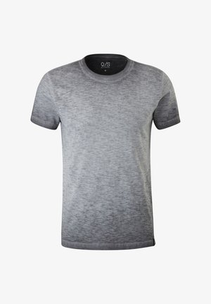 Grau verlaufendes T-Shirt mit kurzen Ärmeln, Rundhals und einer subtilen Textur. Mit Logo der Marke auf dem linken Ärmel.