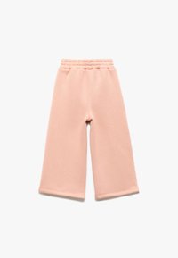 Różowe dresy z szerokimi nogawkami, wykonane z miękkiego materiału, z elastycznym paskiem w talii i prostymi, estetycznymi wykończeniami.