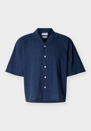 Chemise bleu marine à manches courtes avec col camp, boutonnée sur le devant, en tissu léger, présentée à plat sur un fond blanc.