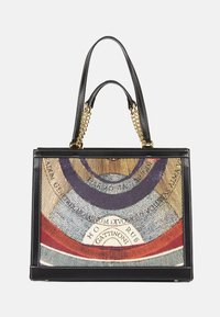 Sac en cuir noir avec double anses, accents en chaîne dorée, et motif abstrait coloré avec texte latin sur le panneau avant.