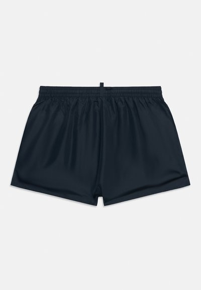 Μαύρα ανδρικά μαγιό σορτς με ελαστική μέση και κεντρικό λουράκι, εμφανιζόμενα από πίσω σε μονόχρωμο λευκό φόντο.