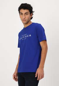 Tommy Hilfiger BIG TEE - Print T-shirt - wedge blue