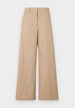Beige weite Stoffhosen aus glattem Baumwollmaterial, mit tailliertem Bund und flachem Vorderteil, entworfen für eine entspannte Passform und klare Linien.