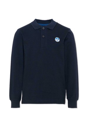 Polo blu navy a maniche lunghe con due bottoni e una piccola toppa rotonda blu e bianca sul petto sinistro.