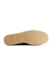 Schwarze Schuhsohle mit strukturiertem Muster und Rillen. Verfügt über eine hellbraune Gummibasis mit einem strukturierten, flachen Design für besseren Halt.