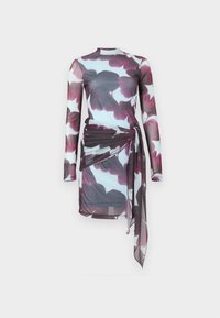 Φορέματα με μακριά μανίκια και εφαρμοστή γραμμή, με ψηλό λαιμό, διάφανο ύφασμα, μεγάλο μοτίβο μωβ λουλουδιών σε ανοιχτό μπλε φόντο και ασύμμετρη δέσιμο στη μέση με αδιάτακτη πτυχή.