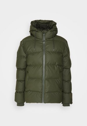 Olivenfarget pufferjakke med hette, glidelås og elastiske mansjetter. Har et quiltet design og en myk, teksturert overflate.