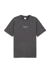 Czarnoszary bawełniany t-shirt z okrągłym dekoltem i krótkimi rękawami. Zawiera subtelny haft z przodu oraz zużyty, vintage'owy wygląd.