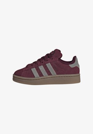 Bordeauxfarbener Wildleder-Sneaker mit beiger Sohle, grauen dreifachen Streifen an der Seite, Schnürsenkeln und gepolstertem Kragen.