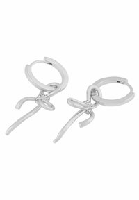 Silvriga örhängen med en hoopdesign och sammanflätade strängar, accentuerade av en liten cirkulär detalj med en kristall. Slät yta.