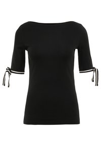 Černé přiléhavé tričko se  širokým výstřihem a krátkými rukávy. Rukávy jsou zdobené vázacími detaily s bílými a černými pruhy. Hladká textura.