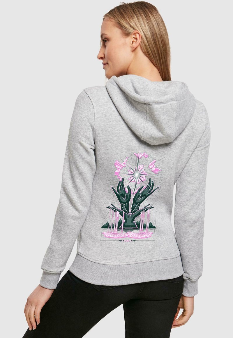 Felpa grigia con cappuccio, caratterizzata da una grafica colorata di mani e fiori sulla schiena, con dettagli in rosa, verde e bianco.