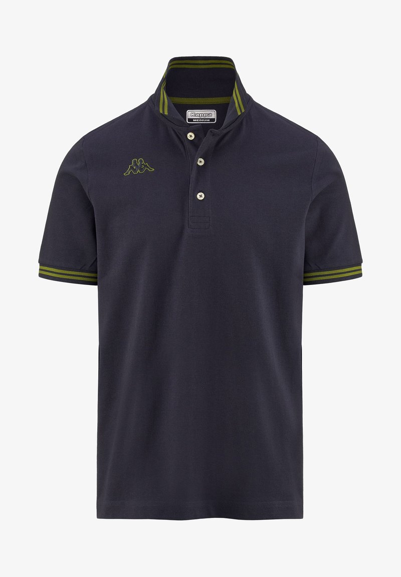 Polo shirt blu navy con colletto pieghevole, patta a due bottoni, dettagli a strisce verdi sul colletto e sulle maniche, e un logo sul petto.