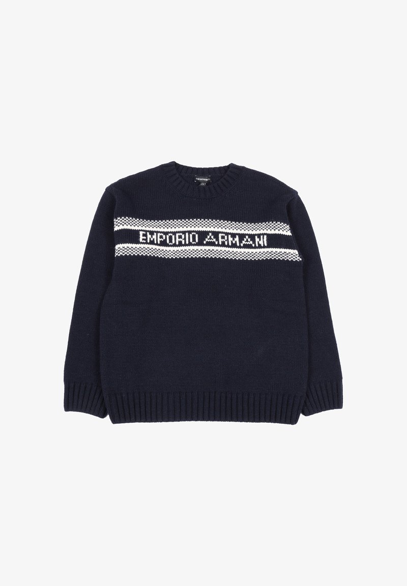 Maglione lavorato a maglia blu con collo rotondo, dotato di una striscia bianca sul petto con il testo "EMPORIO ARMANI" lavorato. Orlo e polsini a costina.