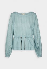 Blouse bleu clair à manches longues avec fines rayures verticales, poignets élastiques et taille à cordon avec cordons noirs et œillets argentés.