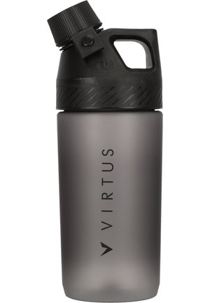 Grå frostet plastikvandringsflaske med sort skruehætte og håndtag, mærket "VIRTUS" lodret på kroppen.