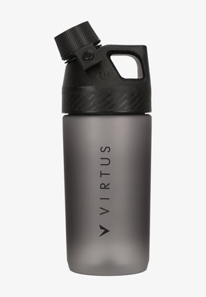 Graue mattierte Plastik-Wasserflasche mit schwarzem Schraubverschluss und Griff, vertikal mit "VIRTUS" auf dem Körper beschriftet.